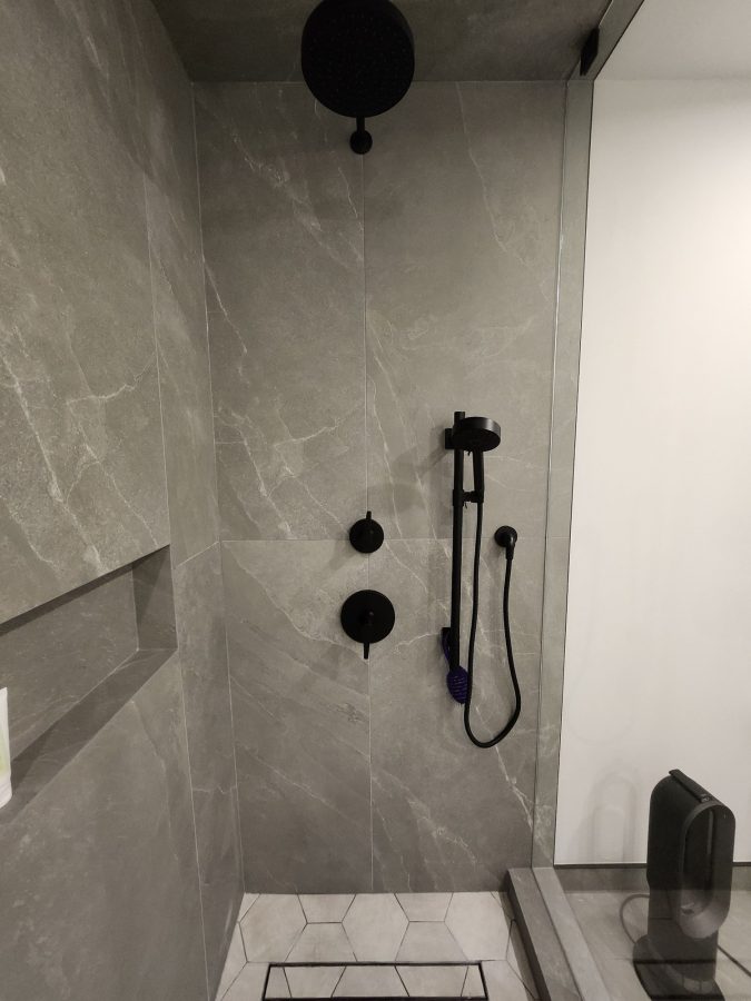 Tall porcelain shower with rain head and long niche